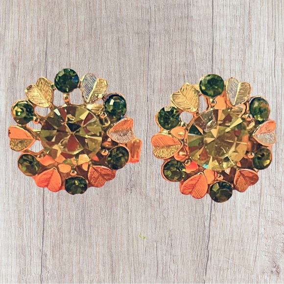 VTG Avon Peridot Green Rhinestone Brushed Gold Tone Flower Clip On Earrings EUC - Picture 1 of 8